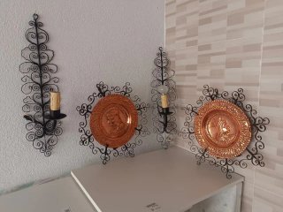 Coppia di Antichi Piatti Decorativi con Forgiatura