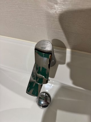 Mueble de baño con lavabo,grifo y espejo