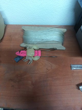 Pulpera con señuelo de cangrejo y sedal
