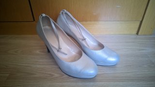 Zapatos de tacón plateados