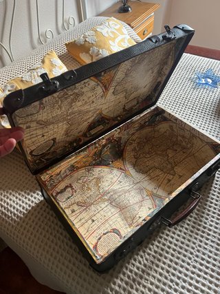 Maleta antigua decorada con mapa del mundo