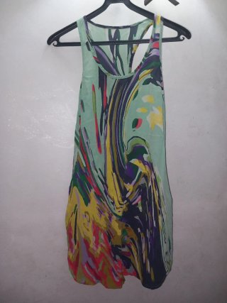 Vestido verde con estampado abstracto