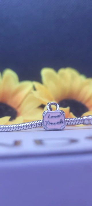 Charm maleta esmalte rosa Love Travels