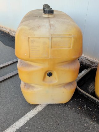Tanque de gasoil amarillo