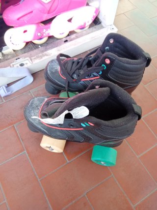 Pattini a rotelle neri