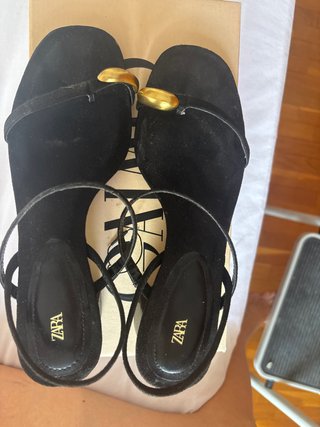 Sandalias Zara Piel Negra Hebilla Dorada
