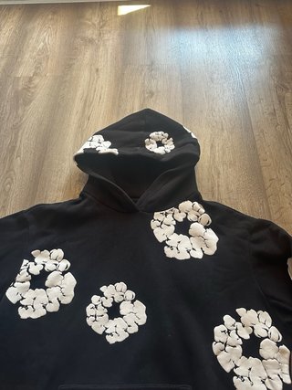 Sudadera Negra con Estampado Floral