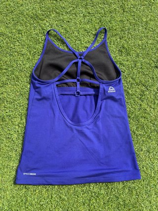 Camiseta deportiva Reebok espalda cruzada