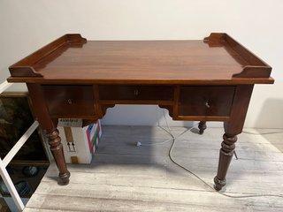 Mesa despacho isabelina con copete. 2ª mitad S XIX