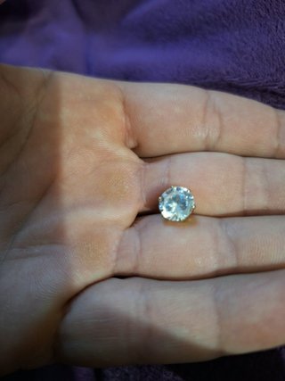 Pendiente solitario dorado con diamante