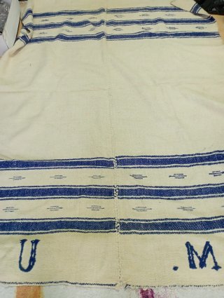 Manta de pastor con bordado antiguo