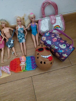 Lote de 4 Barbies y juguetes varios.