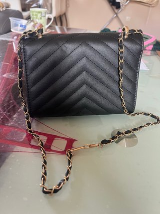 Bolso Negro con Cadena Dorada