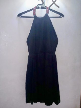 Vestido negro con escote halter