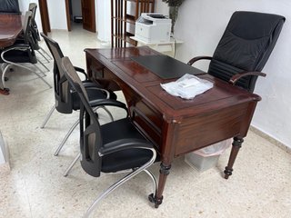 Conjunto de Mesas y Sillas de Oficina