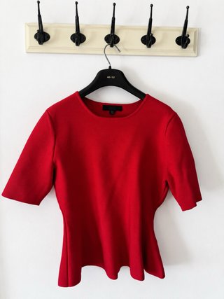 Top de Zara en color rojo intenso, de punto fino y