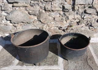 2 paioli bronzo antichi- Lunigiana-