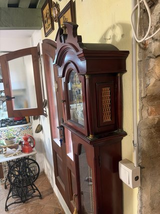 Reloj de pie clásico de madera