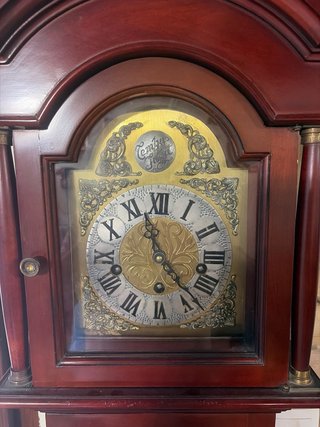 Reloj de pie clásico de madera