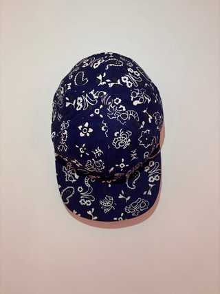 Gorra azul marino con estampado paisley