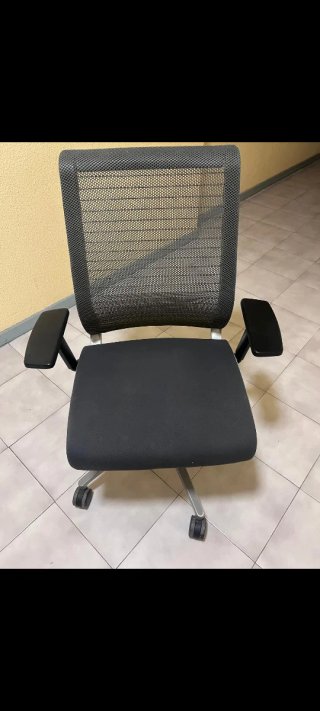 Silla Steelcase Think  Apoyabrazos 3d