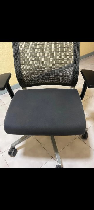 Silla Steelcase Think  Apoyabrazos 3d