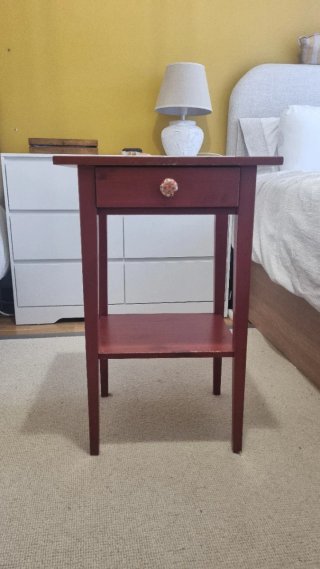 Mesilla de noche de madera roja