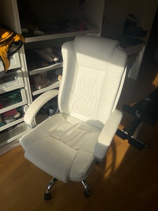 Silla de oficina super cómoda blanca.