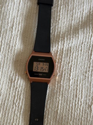 Reloj Casio Digital Negro y Dorado