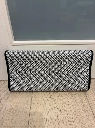 Bolso de mano con cadena