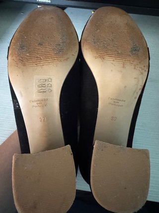 Zapatos planos Vogue negros con cadena dorada
