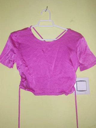 Top rosa satinado con tiras cruzadas