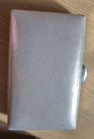 Cartera de fiesta plateada con cadena