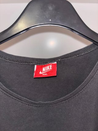 Camiseta Nike Negra Logo Gris