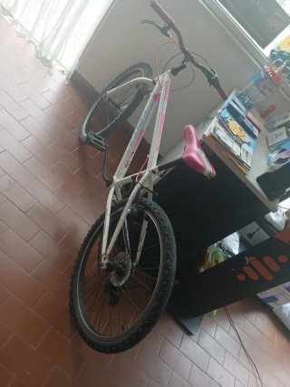 Bicicleta infantil branca com detalhes rosa