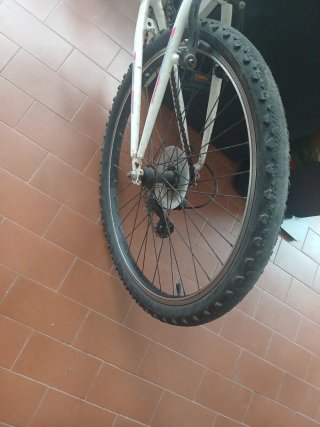 Bicicleta infantil branca com detalhes rosa