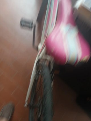 Bicicleta infantil branca com detalhes rosa