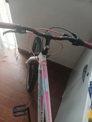 Bicicleta infantil branca com detalhes rosa