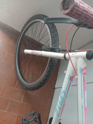 Bicicleta infantil branca com detalhes rosa