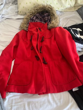 Abrigo Rojo con Capucha y Borrego de Stradivarius