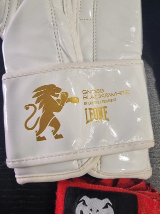 Guantes de boxeo Leone blancos y dorados y vendas