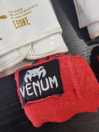 Guantes de boxeo Leone blancos y dorados y vendas