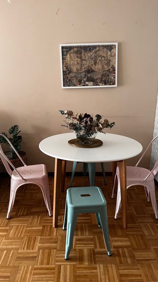 Conjunto Comedor Jysk y Sklum. Sillas sin usar.