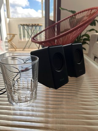 2 Altavoces Trust + Amplificador. Color Negro.
