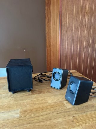 2 Altavoces Trust + Amplificador. Color Negro.