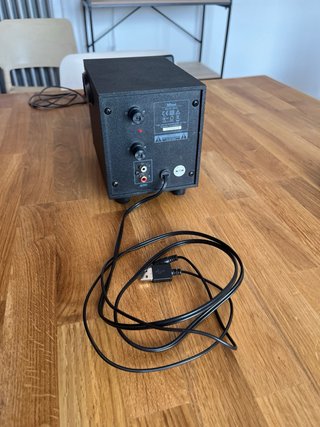 2 Altavoces Trust + Amplificador. Color Negro.