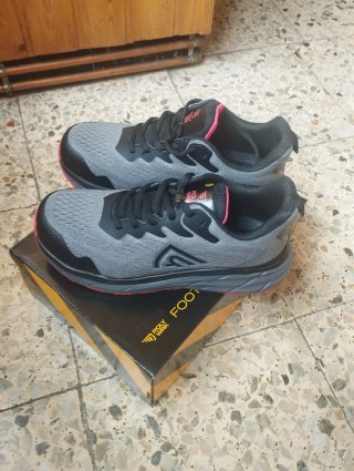 Zapatos de seguridad POLY WRK grises y rosas.