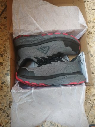 Zapatos de seguridad POLY WRK grises y rosas.