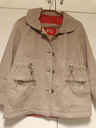 Chaquetón parka beige.