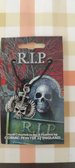 Colgante Calavera Cuernos Cruz R.I.P. Plata